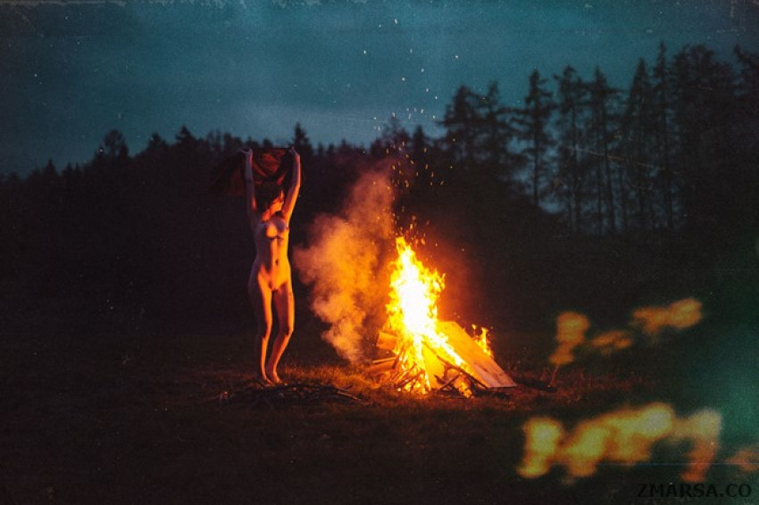 Zdjęcie Nagi taniec przy ognisku
